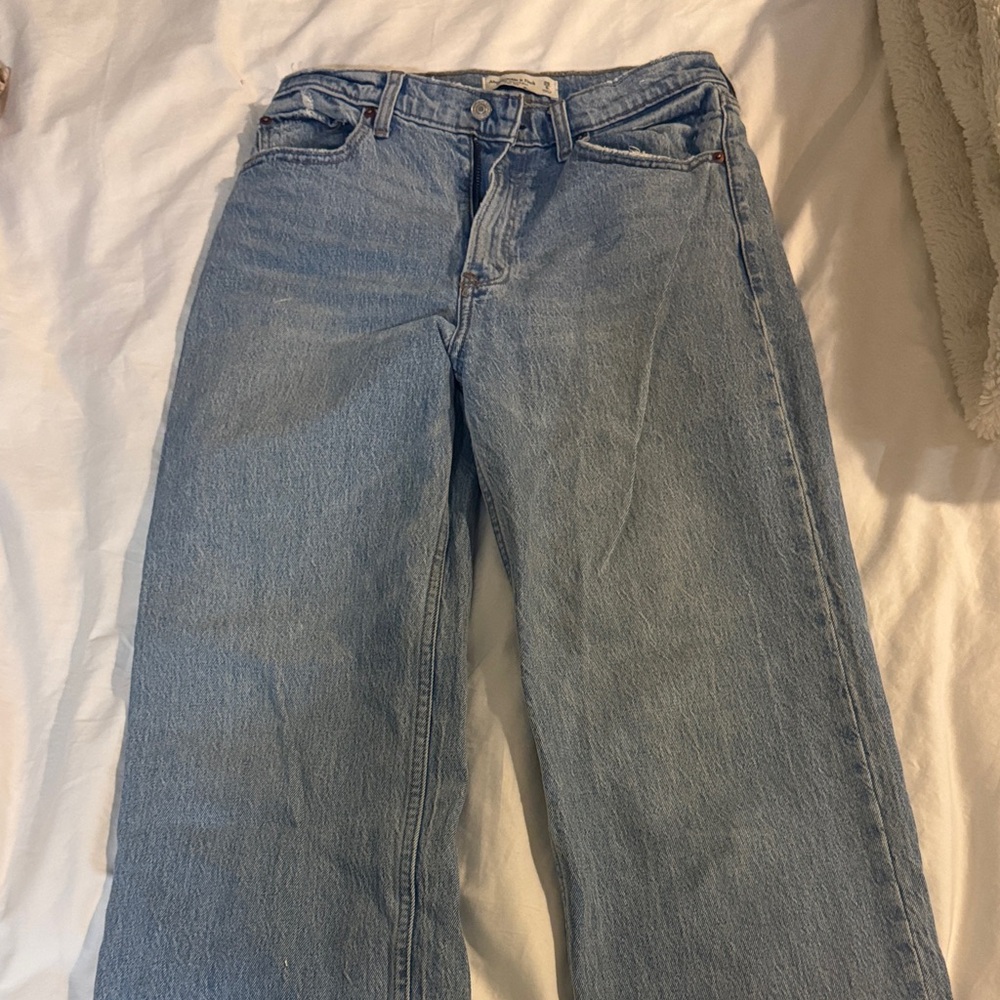 Abercrombie and Fitch 90’s relaxed high rise jean, size 28L